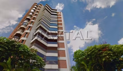 Apartamento com 4 dormitórios, 3 suítes, com varanda, uma sala ampla, piscina e lareira.