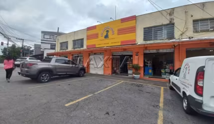 Prédio comercial  de esquina  de 1116m² de área construída, térreo e mezanino, 8 vagas e 6 salas.