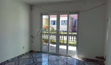 Sobrado à venda com 3 dormitórios, 2 vaga de garagem, sala de jantar, sala de estar e terraço.