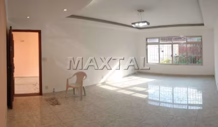 Sobrado com 3 dormitórios, sendo 1 suíte, e 6 vagas de garagem, totalizando 240 m² na  Casa Verde.
