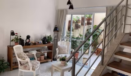 Vende-se sobrado com 3 suítes e 4 vagas de garagem, em Condomínio Fechado, com churrasqueira.