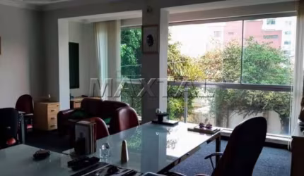 Prédio comercial à venda com 322m², 5 banheiros, 2 cozinhas, recepção, 3 andares.
