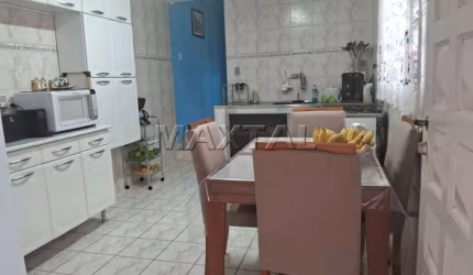 Sobrado à venda na Vila Medeiros, com duas moradias, sala ampla e 2 vagas, de 180m².