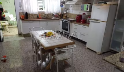 Sobrado à venda, com 146m² no Jardim França. Com 2 dormitórios, sala e 2 vagas.