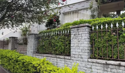Casa à venda no Barro Branco à 50 metros da Av. Cantareira, com 3 dormitórios e 4 vagas.