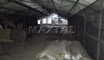 Galpão com 810m² de área útil , 1250m² total na região de Santana, com banheiro.