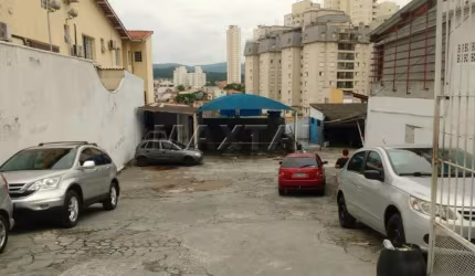 Galpão à venda com 100m², 2 banheiros, 4 portas de aço, pé direito de 4 metros, no Parque Mandaqui.