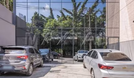 Prédio de 3 pavimentos, estacionamento frontal, mezanino, elevador de 912m² - Pinheiros
