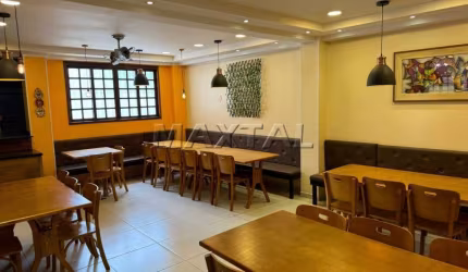 Casa Comercial em Santana, com 1 dormitório, 4 banheiros, 2 vagas com 300m²
