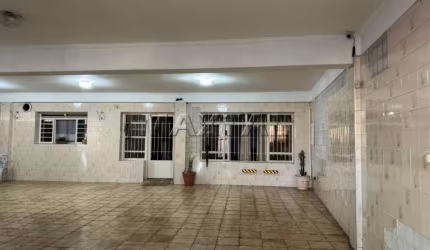 Sobrado à venda de 306m². Com 2 suítes, 5 banheiros com box e 5 vagas, na Casa Verde.