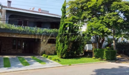 Casa em condomínio com 3 dormitórios, sendo 1 suítes, 6 banheiros, 4 vagas próximo  Centro comercial