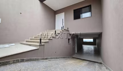 Sobrado com 362m², 4 dormitórios, 1 suíte e 6 vagas, próximo a Paródia Pedro Apóstolo.