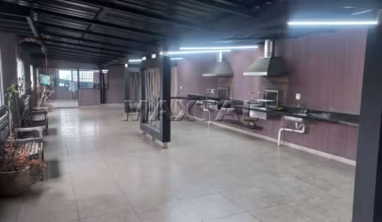Apartamento seminovo com 1 dormitório, sala e cozinha conjugadas, e 1 banheiro.