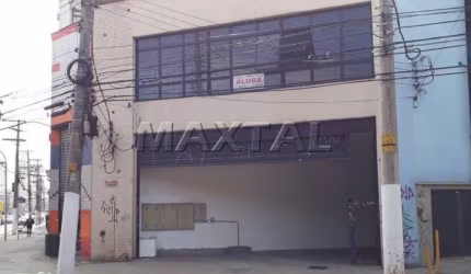 Galpão à venda 650m², 1km do Metro Brás e Mooca. Vão livre 450m², 2 andares e 4 banheiros.