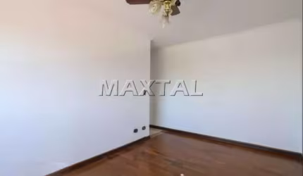 Apartamento com 2 dormitórios com armários, sala, cozinha com armários, banheiro e vaga.