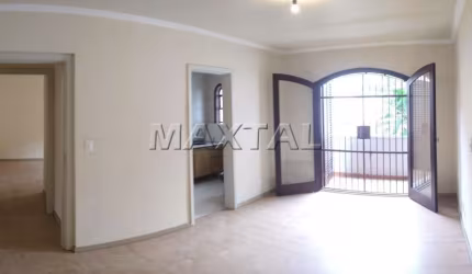 Sobrado para locação, de 263m², 4 dormitórios, 2 vaga de garagem, 7 banheiros em Santana.