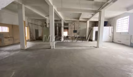 Galpão para locação de 450m², esquina pé direito alto. Com 2 banheiros e 5 vagas - Jacanã