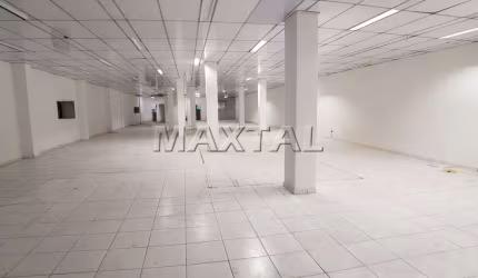 Loja no centro comercial de Santana com 590m², toda em piso frio, 4 banheiros,