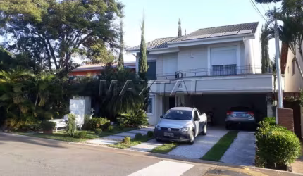 Casa com 3 suítes, 2 salas, 5 vagas, piscina, churrasqueira toda mobiliada.