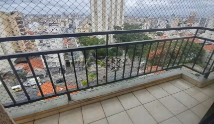 Apartamento com três dormitórios, uma suíte, cozinha americana, lavabo, varandas e vaga fixa.