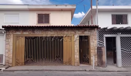 Sobrado residencial em Santa Teresinha com 2 dormitórios, 1 suíte e 2 vagas de garagem cobertas.