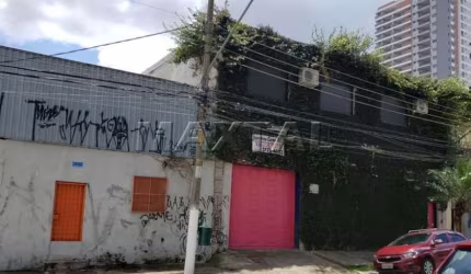Galpão à venda com 480m², todo em piso de concreto em região comercial da Barra Funda.