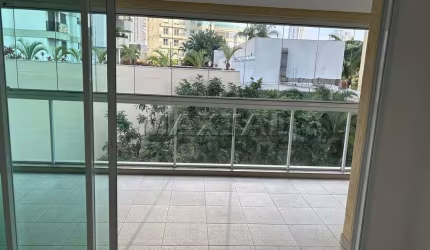 Apartamento de 107m², com 3 dormitórios, 3 suítes, 5 banheiros e 3 vagas de garagem.
