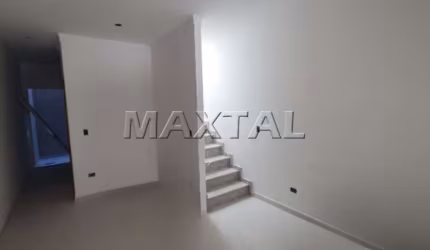 Sobrado novo de 3 dormitórios com 1 suítes e 2 vagas de garagem, na Água Fria.