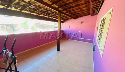 Casa com 4 quartos sendo 1 suite  2 sala vaga pra 4 carro com churrasqueira e fogão a lenha .