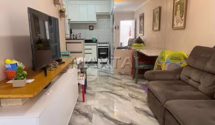 Vende-se sobrado em condomínio fechado, com 2 dormitórios, 2 suítes, 3 banheiros e 1 vaga de garagem