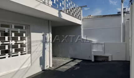 Sobrado de 150 m², com 3 dormitórios, 1 varanda, 2 banheiros, 4 vagas de garagem e sala ampla.
