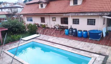 Sobrado à venda com 5 dormitórios, 2 suítes, 2 salas, 5 banheiros e 8 vagas de garagem.