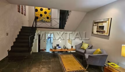 Casa com 280m², 3 suítes, 2 salas, 3 vagas, churrasqueira, lareira próximo a Rua Cerro Corá.