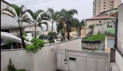 Sobrado em Condomínio fechado com 2 suítes, copa e cozinha, sala para dois ambientes e duas vagas.