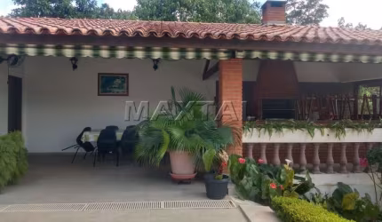Chácara em Mairiporã com 3 dormitórios, sendo 1 suíte, e 5 banheiros, com piscina.