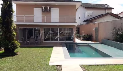 Sobrado com 570m²  4 Dormitórios, 3 Suítes , 5 Banheiros,4 Vagas, Piscina  no Bairro Santa Teresinha