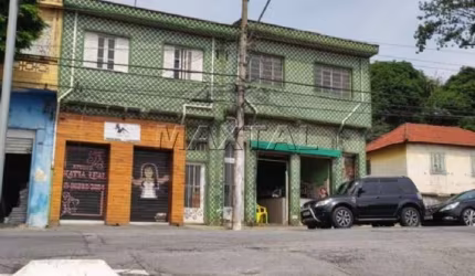 Prédio à venda com 4 apartamentos, para investimento com renda. De 402m², na Vila Nivi.