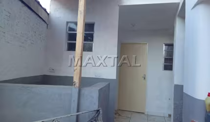 Casa Residencial de fundos 40m² contendo um dormitório, uma cozinha e um banheiro.