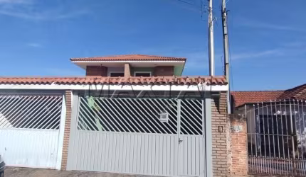 Sobrado 130m², 03 vagas de garagem, 04 quartos sendo 01 suíte, quintal e churrasqueira.