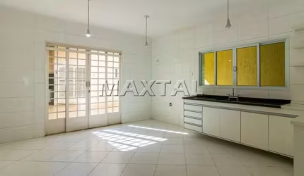 Casa na Região de Santa Teresinha com 245m², com 3 dormitórios, 3 banheiros e 5 vagas.