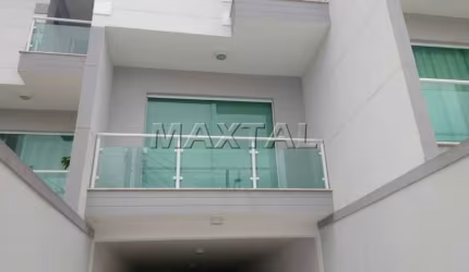 Sobrado à venda no Lauzane com 3 vagas, 3 dormitórios, sendo uma suíte, churrasqueira e armários.