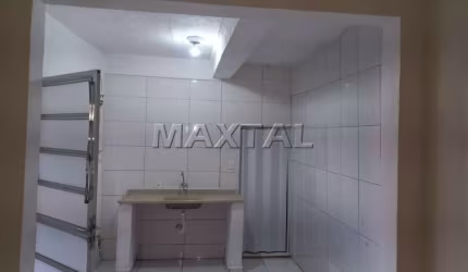 Casa à venda reformada, com 2 quartos, 2 banheiros, sala, cozinha e lavanderia.