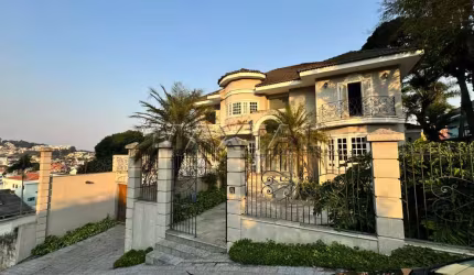 Casa com piscina à venda no Horto Florestal na rua Miguel Maia,  com 4 suítes e 8 vagas.