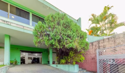 Casa à venda na Vila Monumento. 361m² de Área Útil. 49m². 4 quartos, 2 suítes e piscina.