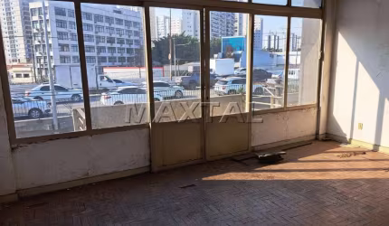 Prédio Comercial com salão amplo no térreo e 5 salas comerciais e um terraço  grande.