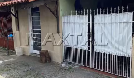 Casa térrea à venda com 2 dormitórios, na Vila Rosália em Guarulhos, com 2 vagas.