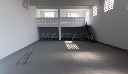 Galpão para locação, de 340m². Com 4 banheiros e 1 vaga, na Vila Nova Cachoeirinha.