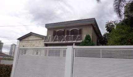 Casa para locação, de 680 m². Com  6 dormitórios , 6 suítes , 3 salas, 14 vagas, 1 banheiro