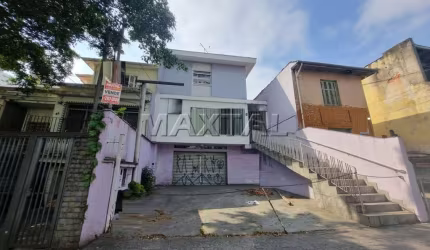 Sobrado à venda com bastante frente, 223m² com 3 quartos no bairro da Água Fria, quintal grande.