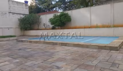 Apartamento com 1 dormitório em plena Vila Clementino, sala, cozinha com armários e vaga demarcada.